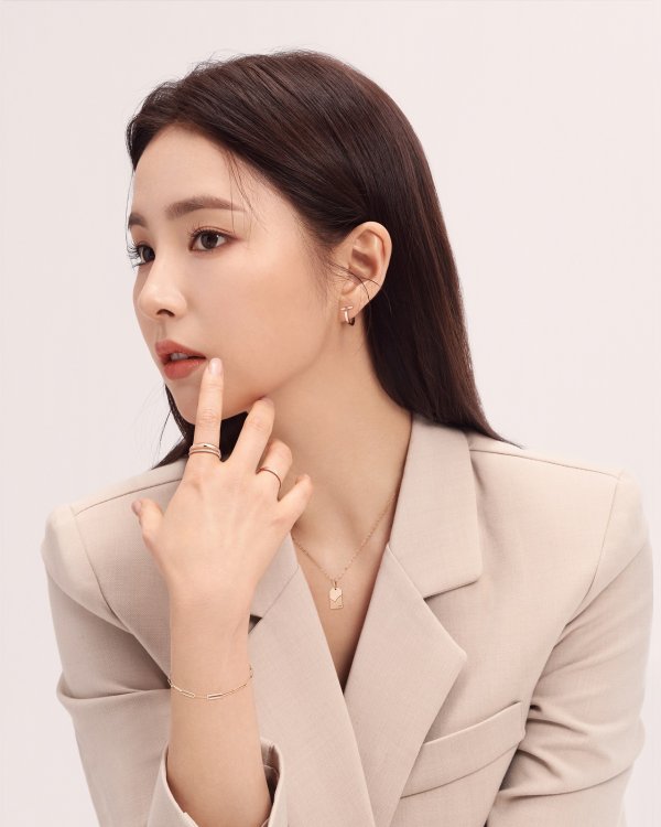  Actor Shin Se-kyungs picture was released.Actor Shin Se-kyung unveiled the fall 2020 photo shoot with the jewellery brand on March 3.With an elegant and mature atmosphere, this painting attracts attention with autumns sentiment.  Shin Se-kyung has a modern and sophisticated vibe.Meanwhile, Shin Se-kyung transforms into a foreign-language translator with a progressive tendency in the drama JTBC Run-on, which is scheduled to air later this year, as an emotional lyricist.