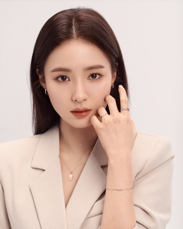  Actor Shin Se-kyungs picture was released.Actor Shin Se-kyung unveiled the fall 2020 photo shoot with the jewellery brand on March 3.With an elegant and mature atmosphere, this painting attracts attention with autumns sentiment.  Shin Se-kyung has a modern and sophisticated vibe.Meanwhile, Shin Se-kyung transforms into a foreign-language translator with a progressive tendency in the drama JTBC Run-on, which is scheduled to air later this year, as an emotional lyricist.