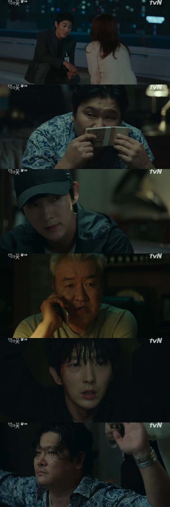 Flower of Evil Lee Joon-gi is Arrested by PoliceIn the 11th episode of TVNs Drama Flower of Evil, which was broadcast on the 2nd, Do Hyun-soo (Lee Joon-gi) was portrayed as being Arrested by Choi Jae-Sup (Choi Jun-young) to stay with Cha JiWon (Moon Chae-won).On this day, Choi Jae-Sup knew that Do Hyun-soo had borrowed Baek Hee-sungs identity and hid his identity.Choi Jae-Sup noticed that Cha JiWon also knew the identity of Do Hyun-soo, and said, What happened to the real Baek Hee-sung. Do you know that?I think someone who has been deprived of his identity for a decade is still safe.Cha JiWon said, Baek Hee-sungs parents helped me. The parents gave me their sons identity.He is not a person to hurt others, he said, and Choi Jae-Sup said, Do you have any evidence?Cha JiWon knelt down to Choi Jae-Sup to defend Do Hyun-soo, and said, You just look at him once, you know how the world will look at him.Everyones gonna watch and throw rocks for fun. You know. No interest in the uninterested truth. How do you see that?But Choi Jae-Sup said: Tonight, I will wipe out Yeom Sang-cheol and Arrest Do Hyun-soo tomorrow morning, I cant leave you the same.So youre out of it, he declared.In addition, Do Hyun-soo met with Yeom Sang-cheol (Kim Ki-moo) to arrest the human trafficking organization. Do Hyun-soo pretended to trade with Yeom Sang-cheol and handed over the money, and at that time, Baek Man-woo (Son Jong-hak) called Yeom Sang-cheol.Im talking to the police, Do Hyun-soo, and Ill get twice as much money from Do Hyun-soo. Furthermore, he said, Hes a person who hides his identity.I can not contact the police directly even if I have a problem with the police. I would not have come with the police. Yeom Sang-cheol tried to kill Do Hyun-soo by disguised as a fire accident, and fortunately Cha JiWon appeared first.Cha JiWon pointed the gun at Yeom Sang-cheol, and Yeom Sang-cheol attacked Cha JiWon in a careless gap.Do Hyun-soo was angry when Cha JiWon started to be assaulted, and he showed off his strength and untied the straps in his hands and rushed to Yeom Sang-cheol.Yeom Sang-chul was unconscious, and Cha JiWon dissuaded Do Hyun-soo, who said, This is not the time to do this. Police will come here. You cant go home.Choi has evidence that hes Do Hyun-soo. Hes Arrested tomorrow. You got a situation? Go. Go. Go where I cant find him.Is it your specialty to run and hide? Youre gonna live in prison for your sister? Go. Go. Do Hyun-soo escaped as if he was running away, but he stopped the car and called Cha JiWon several times.Eventually Cha JiWon headed to Do Hyun-soo, and the two reunited on the road.Cha JiWon said, You cant live in Baekhee Castle anymore. Youre caught. Run. You said Id run. You wanted me more.I have to do something more, he said. Why do not you know why you do not abandon me? I do not understand. Cha JiWon said, Do you really know? I know you are, and I do not know why I did it. Do you really do not know? And Hyun-soo said, I did wrong.I hurt you. I had to. I want to go home. Cha JiWon hugged Do Hyun-soo and said, Yes. Lets go. Lets go to my house. Lets start over there.Do Hyun-soo and Cha JiWon went home and kissed, and Do Hyun-soo talked honestly about his life from childhood.Cha JiWon mentioned the moments when he was loved when Do Hyun-soo concluded that he could not love himself. Cha JiWon said, You love me.I feel that way, he said, and Do Hyun-soo said, I love you. I love you.Cha JiWon said: Tomorrow, many people will want to define and judge who they are, dont forget any moment.Youre a stranger than I am. Support is the least explaining part of my life. Its unrealistic.Its ridiculous, he confessed.The next day, Choi Jae-Sup waited in front of Cha JiWon and Do Hyun-soos house.Cha JiWon asked Choi Jae-Sup not to handcuff him, but to take him quietly, and Do Hyun-soo was Arrested by Choi Jae-Sup.Photo = TVN broadcast screen
