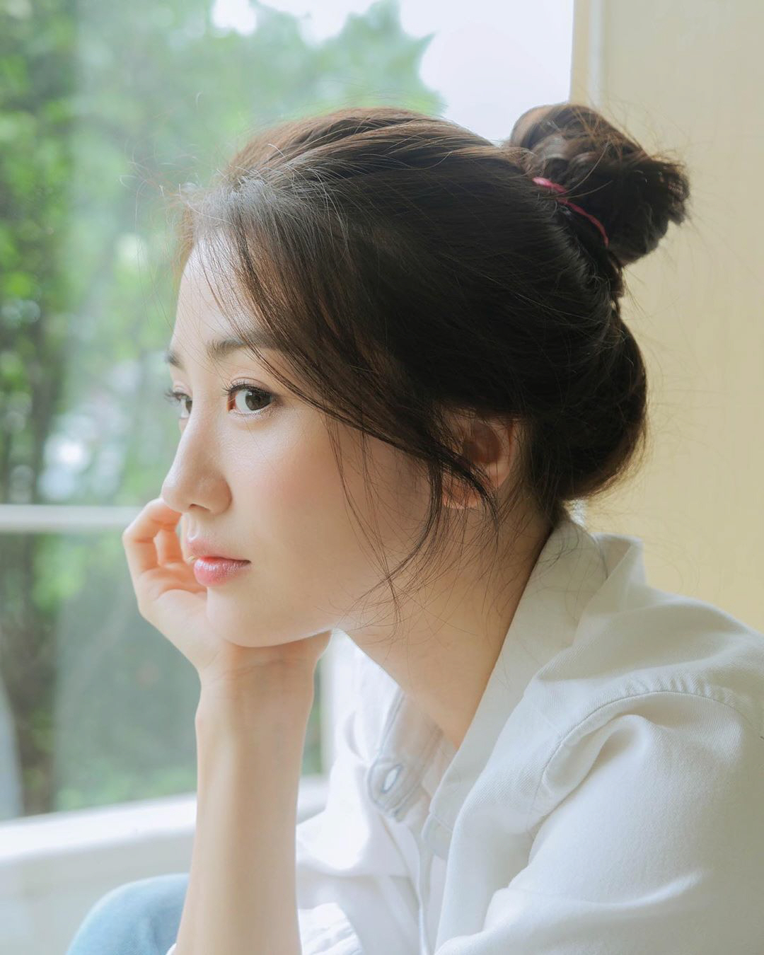 Actor Park Ha-sun also flaunted humiliating beautiful looks on Close-UpPark Ha-sun posted several photos on his instagram on the 4th with an article entitled morning!The photo released shows Park Ha-sun wearing a white blouse; Park Ha-sun poses with a natural tying her hair.Even the elegant sidelines and close-up of Park Ha-sun stand out for humiliating flawless beauty looks.In Park Ha-suns pure white beautiful look, netizens responded in various ways such as Its like an angel from the sky, Taste sniper cut and Meanwhile, Actor Park Ha-sun has a daughter, Actor Ryu Soo-young, married in 2017.Park Ha-sun will appear on TVN drama Sanhu Cooking Center scheduled to air in the second half of this year.