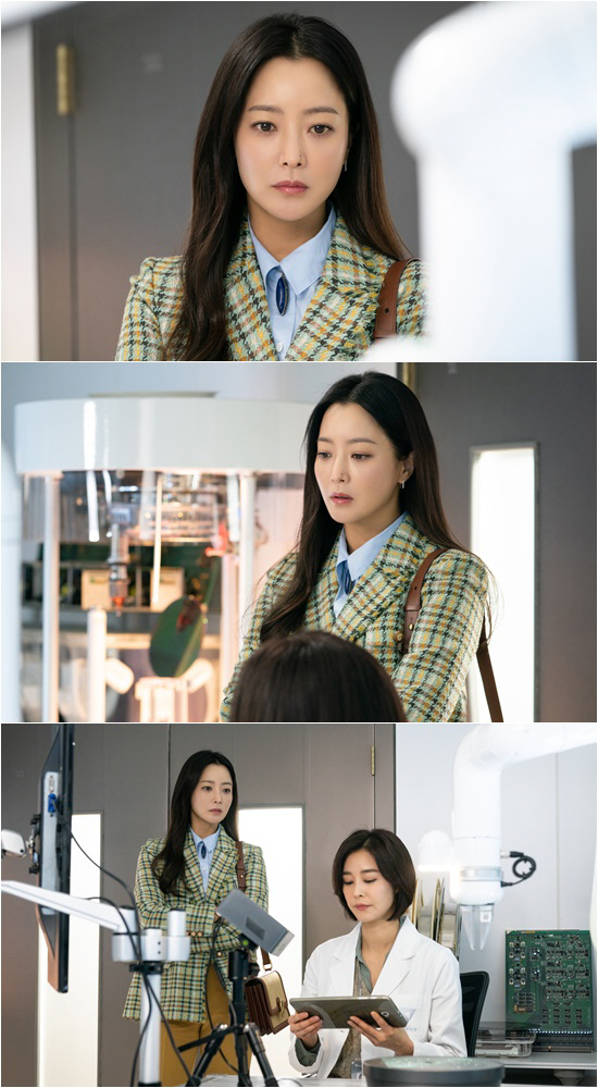 Alice Kim Hee-sun changes again: Kim Hee-sun, who was full of motherhood, goes, and Kim Hee-sun, who bursts Girl crush, heralds an intense performance.Kim Hee-sun, in SBSs Golden Earth Drama Alice (playplayed by Kim Gyu-won, Kang Cheol-gyu, Kim Ga-young/directed by Baek Soo-chan/production studio S), which surpassed double digits in just two episodes with the performance of Viewing Queen, was ranked No. 1 in the same time zone. The face is the same as the face of the future scientist Park Sun-young who built the system of the hysicist Yoon Tae-yi and Journey to the Center of Time.In particular, in the last broadcast, Kim Hee-sun stimulated the tears of viewers with his desperate maternal acting, which was divided into Park Sun-young in his 40s who struggled to remove his sons murder,In the second episode, Yoon Tae-yi, a 30-year-old physicalist full of girl crushes, first appeared, and the ending alone exploded an intense presence and exploded expectations for the next round.In the third episode of Alice, which will be broadcast today (4th), Kim Hee-sun will play a full-fledged role as Kick Genius Physicist Yoon Tae-i, who will not let go once he bites.Kim Hee-suns flower pot charm is expected to explode once again.Kim Hee-sun in the public steel is watching something with curious eyes as if he found something interesting.The flashing and shining eyes of the hawk capture the gaze of the viewer intensely.The eyes alone are the point of the genius Physicist, but the charm of confidence is full, and expectations for the presence of Kim Hee-sun, which will be shown on the air today, are heightened.Especially, it is an intense eye that completely erases the figure of Kim Hee-sun, which was warm and warm in 1-2 times.Kim Hee-sun is the back door that he has repeatedly tried to show two completely different characters to viewers, checking style, eyes, gait, vocalization, speech, as well as his breathing to discriminate Park Sun-young and Yoon Tae-i Character.Kim Hee-sun, who has changed in the broadcast of Alice today (4th), is expected to be the main point of watching the drama.While events related to Journey to the Center of Time from the future are happening in the play, Physicist Kim Hee-sun appears and raises the question of what kind of activity he will be doing.Meanwhile, SBS gilt drama Alice, starring Kim Hee-sun, airs today (4th) at 10 p.m.