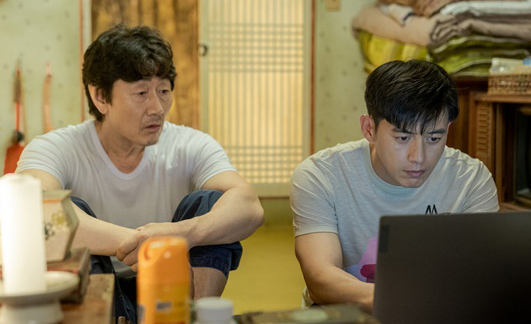 OCN Saturday OLizynal American character: They Were There, which announced the birth of another well-made healing genre by bursting into laughter of the strongest immersion, extreme tension and reversal from the first week of the broadcast, raised expectations by foreshadowing a more speedy development, while Coriander (played by Kim Wook)Heo Joon-ho (played by Jang Pan-seok) cohabited by SteelSer Im going to release them and focus their attention.In the last broadcast, it was revealed that Heo Joon-ho was looking for the bodies of the residents of the village of Duon where the dead people live in the storm point that Coriander and Heo Joon-ho could see the missing dead.When the living find the bodies of the missing, the souls trapped in the village of Duon can not die or live.In particular, at the end of the second episode, Coriander and Heo Joon-ho solved the Missing Event of Jang melody (Seo Hae-neul), raising the curiosity of viewers in their full-scale combi play.Meanwhile, the SteelSeries released showed Coriander and Heo Joon-ho in full swing.Coriander is in Heo Joon-hos house with a full load of moves, but Heo Joon-ho is looking at the other side casually as if he is not interested.However, the two people, who are in the adhesive mode in the following SteelSeries, are caught and laugh. The appearance of the two people dressed in white to the interior clothes creates warmth.In particular, Heo Joon-ho can not take his eyes off Corianders laptop, and he laughs at the same time as envy and wonder toward Coriander, who handles unfamiliar electronic devices skillfully.Especially Coriander and Heo Joon-hos pushing and pulling Tikitaka caused a hot reaction from viewers.The delightful ambassador of Coriander and Heo Joon-ho gave a smile and made the house theater listen to the lively play even in the chewy development.Expectations are rising for the performance of the Soul Combi, which will be shown by the two people who have started living together in earnest, and the thrilling combination play to laugh and cry at the house theater in the process.Thank you for your keen interest and response from the first broadcast, the production team said.Especially, I am grateful that Coriander and Heo Joon-hos anti-war charm and their chemistry are also pleasantly responded to the drama. As the drama progresses, their combi chemistry will become more active.Furthermore, as the full-scale missing tracking combination play begins, more exciting development will be unfolded, so I would like to ask for your expectation. On the other hand, in the background of the soul village where the missing dead people gathered in the OCN TOIL OLIZYNAL American character: there were them, they can meet at 10:30 pm every Saturday and night with Mystery Tracking fantasy to find the missing body and chase the truth behind the incident.Photos