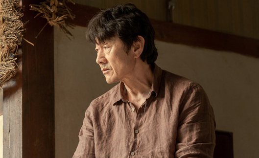 OCN Saturday OLizynal American character: They Were There, which announced the birth of another well-made healing genre by bursting into laughter of the strongest immersion, extreme tension and reversal from the first week of the broadcast, raised expectations by foreshadowing a more speedy development, while Coriander (played by Kim Wook)Heo Joon-ho (played by Jang Pan-seok) cohabited by SteelSer Im going to release them and focus their attention.In the last broadcast, it was revealed that Heo Joon-ho was looking for the bodies of the residents of the village of Duon where the dead people live in the storm point that Coriander and Heo Joon-ho could see the missing dead.When the living find the bodies of the missing, the souls trapped in the village of Duon can not die or live.In particular, at the end of the second episode, Coriander and Heo Joon-ho solved the Missing Event of Jang melody (Seo Hae-neul), raising the curiosity of viewers in their full-scale combi play.Meanwhile, the SteelSeries released showed Coriander and Heo Joon-ho in full swing.Coriander is in Heo Joon-hos house with a full load of moves, but Heo Joon-ho is looking at the other side casually as if he is not interested.However, the two people, who are in the adhesive mode in the following SteelSeries, are caught and laugh. The appearance of the two people dressed in white to the interior clothes creates warmth.In particular, Heo Joon-ho can not take his eyes off Corianders laptop, and he laughs at the same time as envy and wonder toward Coriander, who handles unfamiliar electronic devices skillfully.Especially Coriander and Heo Joon-hos pushing and pulling Tikitaka caused a hot reaction from viewers.The delightful ambassador of Coriander and Heo Joon-ho gave a smile and made the house theater listen to the lively play even in the chewy development.Expectations are rising for the performance of the Soul Combi, which will be shown by the two people who have started living together in earnest, and the thrilling combination play to laugh and cry at the house theater in the process.Thank you for your keen interest and response from the first broadcast, the production team said.Especially, I am grateful that Coriander and Heo Joon-hos anti-war charm and their chemistry are also pleasantly responded to the drama. As the drama progresses, their combi chemistry will become more active.Furthermore, as the full-scale missing tracking combination play begins, more exciting development will be unfolded, so I would like to ask for your expectation. On the other hand, in the background of the soul village where the missing dead people gathered in the OCN TOIL OLIZYNAL American character: there were them, they can meet at 10:30 pm every Saturday and night with Mystery Tracking fantasy to find the missing body and chase the truth behind the incident.Photos