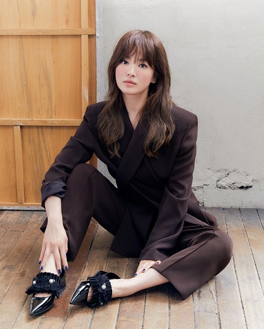 Actor Song Hye-kyo flaunted her glamorous visualsSong Hye-kyo posted several photos on his Instagram on the 4th.The released photo featured Song Hye-kyo, who is focusing on filming the photo; Song Hye-kyo showed off his unique atmosphere by taking various poses.Song Hye-kyos brilliant visuals are a Sight-out photo, along with a complete digestion of his costumes and revealing a variety of charms.Meanwhile, Song Hye-kyo donated a large signboard to Utoro village in Japan with Professor Seo Kyung-duk of Sungshin Womens University on the 75th anniversary of the Korean Liberation Army.