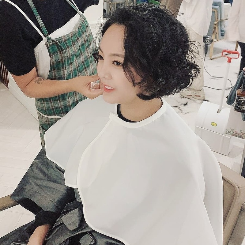 Go Eun-ah heralds Hair style transformationActor Go Eun-ah posted an article and a photo on his instagram on September 4th, Preparing to raise your hair beautifully.In the photo, Go Eun-ah is being groomed in a hair salon, which is eye-catching because she has transformed from straight hair to perm hair.My sister is watching the transformation of Go Eun-ah carefully.