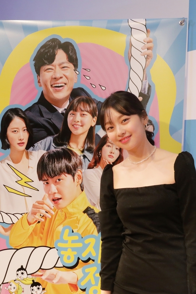 Actor Lee Su-min Dont Leave It Out on JTBC sitcom Celebratory photoand the end of the day.On the morning of September 4, Lee Su-min, who is smiling in front of the banner of Do not let go, was released through the official SNS of the agency artist company.Lee Su-min said, Through Do not let go of the spirit line, I became the top model in the sitcom for the first time. It was a great help because the director and the artist gave a lot of advice and gave me confidence.I was so happy that the staff, seniors, and fellow actors gave me good words and I was comfortable with it, so I was so happy that I could not stop laughing throughout the filming.  I sincerely thank all those who loved Do not let go of the spirit line. I will show you how I have grown up.Everyone be careful with your health, he said.Lee Su-min, in the drama, showed a cheerful high school student who is immersed in the idol of Choi Ae-il as well as the appetite and physical strength of the decomposing monster as human beagle Jung Ju-ri.Natural and savvy comic Acting and energetic charm made the play hard.bak-beauty