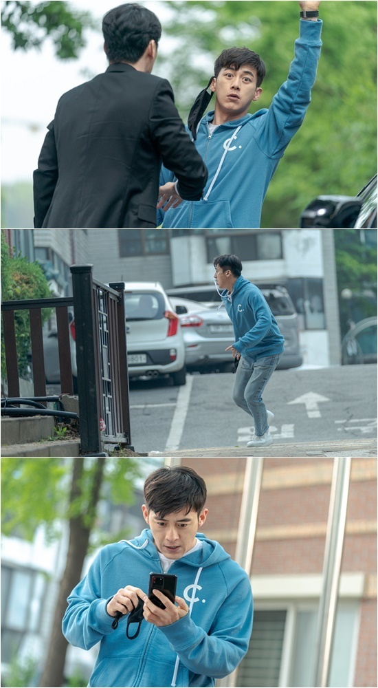 Corianders midday power sprint has been spotted.The OCN Saturday drama American Character: There They Were (played by Ban Gi-ri, Jeong So-young/directed by Min Yeon-hong) released the appearance of Coriander (played by Kim Wook) in Danger on September 4.In the last broadcast, Coriander faced Danger to be killed after witnessing Seo Eun-soo (played by Choi Yeo-na), who is kidnapped by a group of doubts.The group of questions is still chasing the surviving Coriander.So I am curious about the group of questions that try to kidnap Seo Eun-soo and kill Coriander, a witness.Inside the public SteelSeries, the tension is heightened by the appearance of Coriander facing a questionable man in a black suit.Corianders shaking eyes and embarrassment in his stiff expression make him aware that he is in an emergency.Later SteelSeries gives a smile of reversal in the form of Coriander, who shows desperation.After taking a gesture to greet the person with his hand raised as if he had found it, the appearance of running away from them causes a laughing voice.This is due to the use of Fake tactics to avoid the question, and the capture of Coriander, who is checking his cell phone, raises his curiosity about what the situation is.minjee Lee