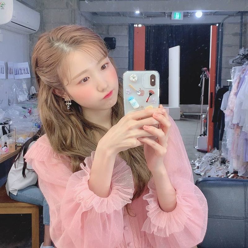 IZ*ONE Hitomi has revealed its latest situation.On September 4, IZ*ONE Instagram posted several Hitomi photos.Hitomi, wearing a pink costume in the public photo, is showing off her innocent beauty. Hitomis lovely charm catches her eye.Fans who saw the photo responded Its so cute and Its like a Peach fairy.Meanwhile, Hitomis group IZ*ONE released its third Mini album, Oneiric Diary (), on June 15.