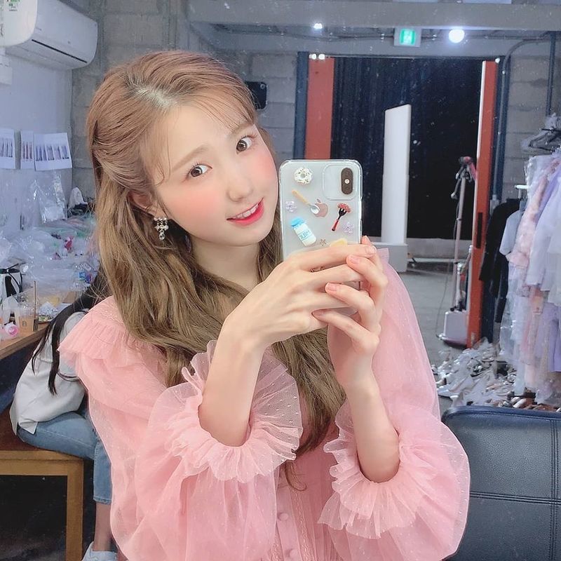 IZ*ONE Hitomi has revealed its latest situation.On September 4, IZ*ONE Instagram posted several Hitomi photos.Hitomi, wearing a pink costume in the public photo, is showing off her innocent beauty. Hitomis lovely charm catches her eye.Fans who saw the photo responded Its so cute and Its like a Peach fairy.Meanwhile, Hitomis group IZ*ONE released its third Mini album, Oneiric Diary (), on June 15.