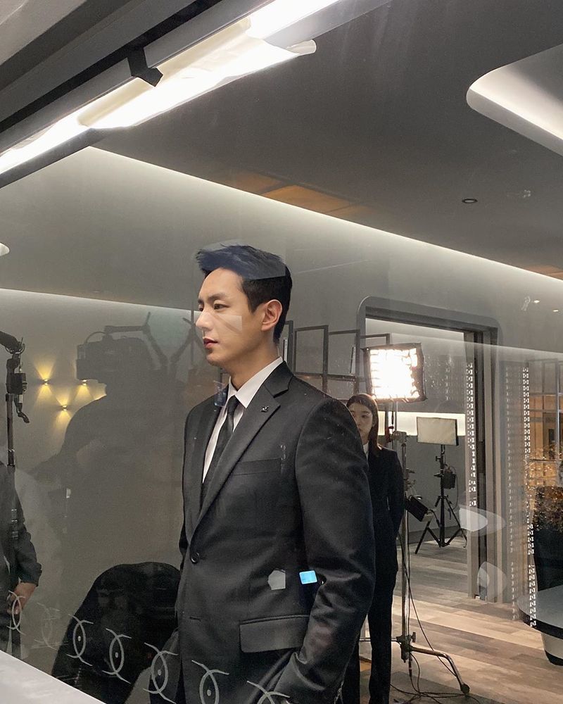 Actor Kwak Si-yang showed off his gorgeous suit fit.Kwak Si-yang wrote on his SNS on September 4, #Alice everyone #Journey to the Center of Time ready?I will treat your wounds today. #Should catch the premiere with two photos.In the open photo, Kwak Si-yang is fully digesting the black suit with his tall and solid body. His handsome features, which are more vivid due to his completely overlooking forehead, attract attention.
