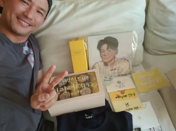 On the 4th, Hwang Jung-min went directly to the Hwang Jung-min Dish Gallery and took a picture of himself with Gift received from his fans.Whats this about? said Hwang Jung-min, using his own kind expression. Gift is here for Jordan. I feel better.But this, too, was a moment of affection for his fans, saying, But its not gone here, is it? Where have everyone been? I thought I was blinded when I read it.Thank you, everyone, and its going to be hard for Corona 19 but lets get through it, he said, encouraging fans.Meanwhile, Hwang Jung-min entered Korea on the 2nd after filming negotiation in Jordan, and was reportedly given a negative judgment on Coronas 19 test.Hwang Jung-min is expected to film JTBCs new drama Hershey after the Self-Quarantine period.