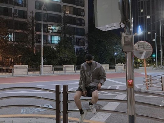 Lee Min-ho, national treasure boyfriend...mad visuals even if you just shot them Actor Lee Min-ho left a boyfriend in the past during walking.Lee Min-ho posted a separate recent photo on her Instagram on the 4th.The photo shows Lee Min-ho in a comfortable training suit and a mask while walking. The model ratio and small height catch the eye at once.Meanwhile, Lee Min-ho appeared in the SBS drama The King: The Monarch of Eternity, which ended in June.