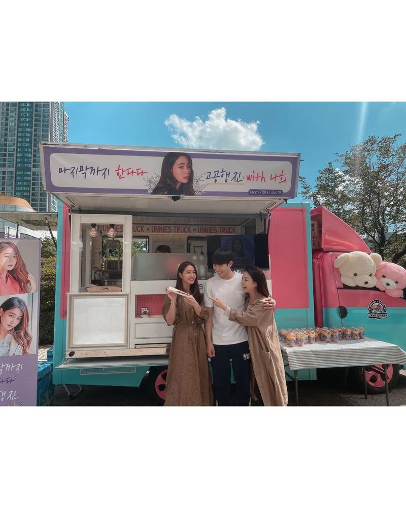 , Lee Sang-yeob Why Im NotActor Lee Min-jung has released a photo of snack car gift certification.Lee Min-jung wrote on her Instagram page on September 5, Today is the day I went once. Yesterdays last set. Thank you so much.I did not have a quarrel, so I was in a clear sky yesterday, but the typhoon is coming again. I hope you do not have any damage!The photo shows Lee Min-jung, Lee Sang and Kim Bo-yeon standing side by side in front of the snack car.Lee Sang-yeob commented on the post, Why do not I?delay stock
