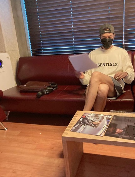 Lee Min-ho, hat+the mask hidden visuals. More than a warm-up limit On May 5, Lee Min-ho posted two photos on his Instagram with no comment.In the photo released, Lee Min-ho is sitting on the couch reading the script. Lee Min-ho is admirable because he has a warm visual that cannot be hidden despite the use of Hat and The Mask.Meanwhile, Lee Min-ho starred in the SBS drama The King - Lord of the Eternity, which ended in June.