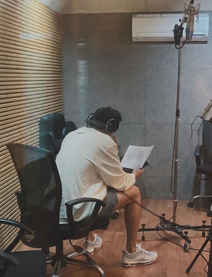 On May 5, Lee Min-ho posted two photos on his Instagram with no comment.In the photo released, Lee Min-ho is sitting on the couch reading the script.  Lee Min-ho is admirable because he has a warm visual that cannot be hidden despite the use of Hat and The Mask.Meanwhile, Lee Min-ho starred in the SBS drama The King - Lord of the Eternity, which ended in June.