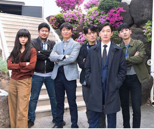 The scene chemistry of the drama Secret Forest 2, co-worked by Jo Seung-woo Bae Doona, was revealed.Bae Doona posted two photos on Instagram on the 6th, saying, I have two more photos of Kochujang.In the public photos, prosecutor Jo Seung-woo police Bae Doona poses seriously with criminal teams.In another photo, he released a playful pose that exploded in the mites, causing laughter.Bae Doona said, It is broadcast at 9:08 tonight. He added hashtags such as # Rainforest Day #Secret of the forest 2 and asked for a shot.On the other hand, in Secret Forest 2 broadcasted tonight, Choi Moo-sung and Jeon Hye-jin, who represent swords and mirrors, are secretly seen.In addition, the performance of Bae Doona Jo Seung-woo, who cooperates with the disappearance of current prosecutor Seo Dong-jae (Lee Jun-hyuk), will be revealed.