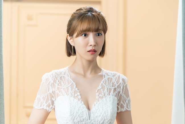 Lee Cho-hee showed off her dazzling beauty in a sheer white Wedding DressOn September 6, the Wedding Dress Steel of Actor Lee Cho-hee, who is appearing on KBS 2TV weekend Drama Ive Goed Once (playplayplay Yang Hee-seungs Anthology/Director Lee Jae-sang), was released.Ive been to you once became a hot topic on September 5th with Wedding Dress, which Da-hee, played by Lee Cho-hee, was dressed up for the wedding.Lee Cho-hee is responsible for the popularity of Drama with his youngest romance with Lee Sang Yi, especially recently, he has been well received for his delicate expression.Lee Cho-hee in the public photo expresses Dahee in a Wedding Dress ahead of her wedding with Lee Sang Yi.Lee Cho-hee draws attention, expressing her elegant yet lovely charm.