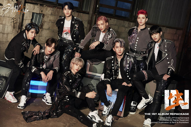 Stray Kids first released the group Teaser image of the new song Back Door (back door) and showed off its charm without exit.JYP Entertainment (hereinafter referred to as JYP) released two group Teaser photos on the official SNS channel at 0:00 on the 6th, featuring the atmosphere of Stray Kids new album IN Life (life) and the title song Back Door, and opened a comeback.Stray Kids in the photo showed intense and mysterious Feelings by digesting costumes with oriental elements, and showed sharp charisma with bold hair styling and strange harmony with black tone.A rough Feelings control area sign and a broken screen television appeared as props, stimulating curiosity about the new song Back Door.Stray Kids said, I wanted to use Hanbok to save modern and hip Feelings.I think that the new song and the wonderful visuals have been matched, and I prepared a lot of points to convey a new and stronger charm. The new song Back Door is a Marathon genre that evolved one step further from the previous work The God Menu (The New Menu), and it is an invitation-like song that comes into the space created by Stray Kids through Back Door and shouts to enjoy it in earnest.This time, the teams production group, Three Lacha (3RACHA), composed of Bang Chan, Chang Bin and Han, wrote and composed it directly, demonstrating its extraordinary musical capabilities.IN-saeng, a repackaged record of the regular 1st album GO-saeng (high school), boasts a rich composition and will add strength to the groups popular firepower.The first solo concert, Stray Kids World Tour Distract 9: Unlock in November 2019, including new songs Rabbit and Turtle, Back Door, B Me (B-Me), No (Any) and Crazy Guy (Ex), which only interest you with the title. ) and the first regular album GO, which was released only in the 17 tracks, maximized the desire for the collection.In particular, Stray Kids has built up his own identity by making songs based on their stories on each album, and participated in the production of this new album, expressing the color of the group more deeply and clearly.In addition, the song IN Life included famous producer Earattack who worked with leading K-pop groups, and Tele, who produced the song Truth Hurts (Truse Hurts) by Rizzo, which topped the Billboard Hot 100 chart, to enhance the albums completeness.Meanwhile, Stray Kids will release a new album IN Life and a title song Back Door at 6 pm on the 14th.At 10:30 p.m. on the 13th, new song Spo content SKZS ROM LIMITED VER will be available through Naver V LIVE (V-V-V-V-V-V-V-L-V-L-V-R-L-V-R-L-L-M-L-M-T-E-VER and JYP YouTube channel. (A room limited version of Stray Kids) and decorates the eve of the comeback.JYP Entertainment