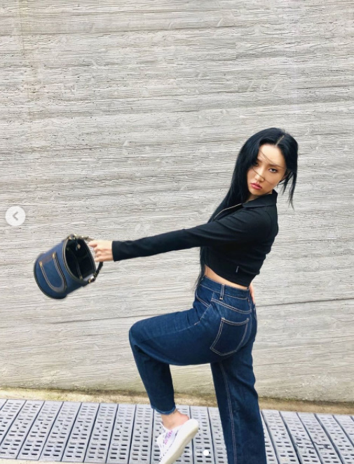 Singer Hwasa has been a chic yet hip charm to fans.Hwasa, a member of the girl group MAMAMOO today, posted a picture through personal SNS.In the open photo, Hwasa poses with charismatic charm and takes an Avant-garde pose, but looks at the camera with chic eyes, capturing the attention of fans.On the other hand, Hwasa, a member of the girl group MAMAMOO, recently performed MBC entertainment What do you do?, along with Jessie, Uhm Jung-hwa and Lee Hyori, were summoned as members of the Refund Expeditionary.It is Hwasa who is busy daily life by digesting various schedules not only in music but also in entertainment.HwasaSNS capture