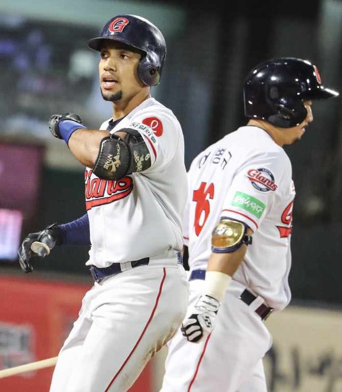 Lotte Mart won 12-6 in the home Kyonggi against LG in the 2020 Shinhan Bank SOL KBO League held at Sajik Stadium in Busan on July 7.Lotte Mart, who finished 49 wins, 1 draw and 47 losses on the day, continued his hopes of entering the postseason.The gap between kt wiz and Doosan Bears, which are the fourth-ranked, narrowed the ride with the sixth-ranked KIA Tigers to 2.5 Kyonggi.On the other hand, LG, which had a close chase with the leading NC Dynos by 1Kyonggi with the last seven consecutive wins, was downed by the defeat.Still, he kept second place ahead of the winning rate without riding to third place Kiwoom Heroes.The game was split early: Lotte Mart scored a large number of six runs in the first inning, batting straight against LG rookie starter Lee Min-ho.Lee Dae-hos right fielders one-run double and Dixon Machados two-run double over the center fielders key made the big inning with three consecutive timely hits by Kim Joon-tae, An Chi-hong and Son A-seop.The LG defense also failed to help Lee Min-ho.Lee Dae-hos right-hand timely hit was able to stop right fielder Lee Hyung-jong with a short shot, but he tried to make a diving catch and dropped it back and became a big score.Manny Machados batting average was also disappointing because center fielder Lee Chun-woong could not play the fence properly due to a misjudgment.Lotte Mart scored four points in the second inning with a 6-1 lead in the second inning, Han Dong-hees left-handed double, Manny Machados left-handed two-run homer and Lee Byung-gyus solo shot.Lotte Mart shortstop Manny Machado, who won the most votes in the All-Star fan vote, was the winner of the season with four RBIs including the 10th two-run homer.Lotte Mart starter Park Se-woong allowed four runs in five innings, but thanks to the solid support of the batting line, he won his seventh win (6 losses) of the season.LG starter Lee Min-ho, on the other hand, experienced the worst slump since his professional debut, giving up 11 hits and 10 runs, including two Fishers in 113 innings.LG still had to comfort the Foreign hitter Roberto Jordi Alba with a 31st homer in the third inning with a right-handed two-run.With this homer, Jordi Alba set the record for the most homer in a season with LG batters; the previous record was 30 homer recorded by Lee Byung-kyu, current batting coach in 1999.Park Yong-taik, who started as a No. 5 designated hitter, set a record of 2200 Kyonggi for the second time ever.Park Yong-taik will change the record of most batters in the future with Jung Sung-hoon (2223 Kyonggi and retirement) if he plays only 24 more Kyonggi.lee seok-mu