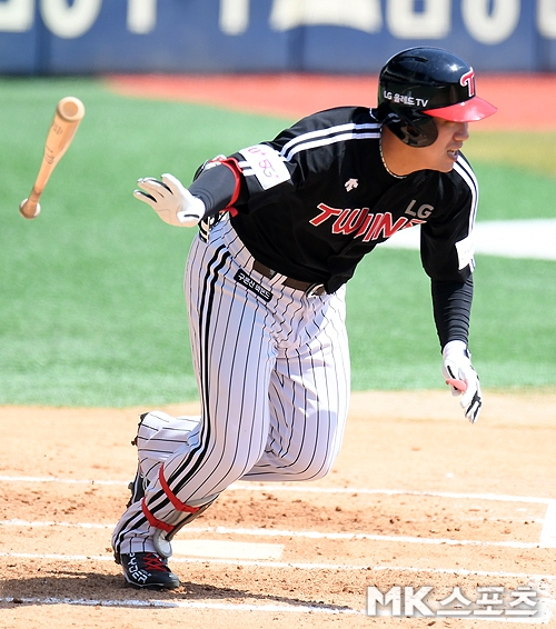 As predicted, LG Twins lead-off Lee Chun Woong (32) returned to Group 1 after beating the injury.LG registered Lee Chun Woong and Lee Min-ho (19) in Group 1 ahead of the Kyonggi with the Lotte Giants in the 2020 KBO League at Sajik Stadium in Busan on the 7th.Lee Min-ho is expected to be registered as a starter on the day, and Lee Chun Woong is also on the countdown.Lee Chun Woong, who is in charge of LG lead-off, was diagnosed with a fractured left wrist soy bone in a ball thrown by his opponent Hwang Yeong-guk in the Jamsil-dong Hanwha Eagles on July 17 and was canceled from the entry the next day (July 18).Lee Chun Woong and Lee Min-ho registrations have resulted in infielder Son Hoyoung and outfielder Raiden being cancelled from the first-team entry.In addition, Kiwoom Heroes, who do not have Kyonggi on the day, canceled outfielder Kim Kyu-min and infielder Kim Soo-hwan, and SK Wyverns canceled left-hander Kim Jung-bin and right-hander Kim Joo-on.