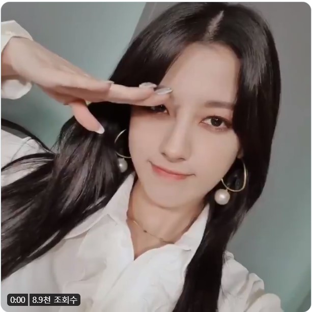 CLC member Seung Hee greeted fans.On September 7, Seung Hee posted a video on CLC official Twitter Inc. with an article entitled Hell in the Rain ... No Monday Everyone Takes an Umbrella and Im Fighting Today.In the open video, Seung Hee is staring at the camera while posing a salute. A fresh expression and atmosphere catch the eye.CLC released a new song Helicopter on September 2 and is actively performing.ideal land