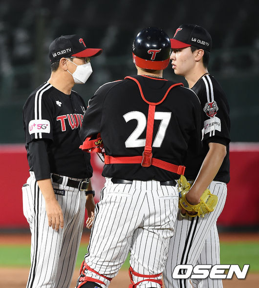 On the afternoon of the 7th, the 2020 KBO League Lotte Giants and LG Twins played at Sajik Stadium in Busan.LG Choi Yil-yeon, a pitcher Kochi with two outs and one out in the first inning, is talking to Lee Min-ho on the Mound.