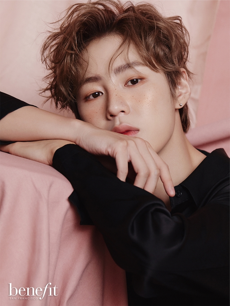 Autumn beauty picture with singer Ha Sung-woon and makeup brand was released on the 7th.Ha Sung-woon released a brou makeup picture following the tint picture that caused a hot reaction in July.Ha Sung-woon is a makeup look with autumn atmosphere, capturing the atmosphere of a mature autumn man, 180 degrees different from the existing active and pure boy image.This picture was held to commemorate the first place in sales of domestic department stores of best-selling brou products in the brand and the release of a limited edition of the Rose Gold package.In addition, he showed four brou look including Brou Mascara, Algeria and Brou Pencil.Ha Sung-woon in the public picture uses Brow Mascara and Algeria to delicately use the Eyebrow texture to give a rich volume to Eyebrow and express redness and freckles with blusher.In addition, the chic black shirt added an atmosphere by creating an unobvious mood.Especially in wet hair style and beige knit, the eyes filled with excellence completed the perfect autumn makeup.In addition, he completely digested various costumes such as a distroyed denim jacket and a pink hooded tee.With a chic expression and a clear eyebrow expression, he showed a variety of images from Homme Fattal charm to soft masculinity, creating a past-class picture.The makeup artist who was in charge of him said, Ha Sung-woon is well known as a handsome lips, but Eyebrow is also a handsome man. Many men also manage Eyebrow these days.The roof of your face is not called Eyebrow, he said. You can make a clean impression even if you manage Eyebrow well.On the other hand, the brou products used by Ha Sung-woon in this picture can be found at stores and online malls nationwide, and will present different undisclosed cut postcards online and offline when purchasing brou products.Photo: Benefit