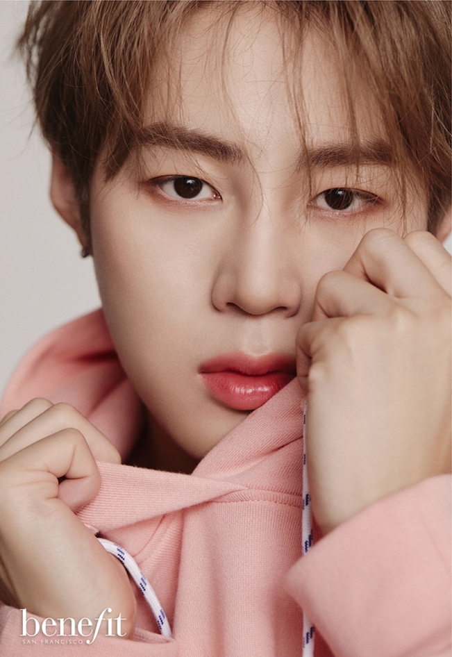 Autumn beauty picture with singer Ha Sung-woon and makeup brand was released on the 7th.Ha Sung-woon released a brou makeup picture following the tint picture that caused a hot reaction in July.Ha Sung-woon is a makeup look with autumn atmosphere, capturing the atmosphere of a mature autumn man, 180 degrees different from the existing active and pure boy image.This picture was held to commemorate the first place in sales of domestic department stores of best-selling brou products in the brand and the release of a limited edition of the Rose Gold package.In addition, he showed four brou look including Brou Mascara, Algeria and Brou Pencil.Ha Sung-woon in the public picture uses Brow Mascara and Algeria to delicately use the Eyebrow texture to give a rich volume to Eyebrow and express redness and freckles with blusher.In addition, the chic black shirt added an atmosphere by creating an unobvious mood.Especially in wet hair style and beige knit, the eyes filled with excellence completed the perfect autumn makeup.In addition, he completely digested various costumes such as a distroyed denim jacket and a pink hooded tee.With a chic expression and a clear eyebrow expression, he showed a variety of images from Homme Fattal charm to soft masculinity, creating a past-class picture.The makeup artist who was in charge of him said, Ha Sung-woon is well known as a handsome lips, but Eyebrow is also a handsome man. Many men also manage Eyebrow these days.The roof of your face is not called Eyebrow, he said. You can make a clean impression even if you manage Eyebrow well.On the other hand, the brou products used by Ha Sung-woon in this picture can be found at stores and online malls nationwide, and will present different undisclosed cut postcards online and offline when purchasing brou products.Photo: Benefit