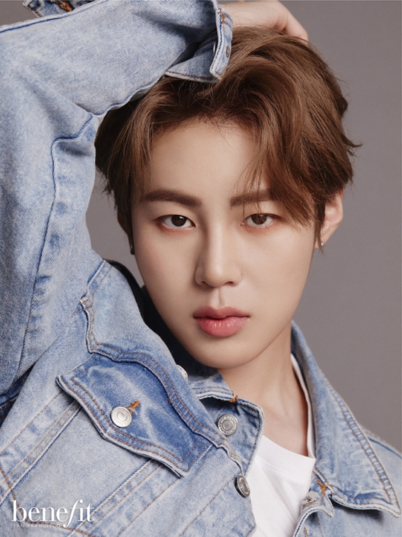 Autumn beauty picture with singer Ha Sung-woon and makeup brand was released on the 7th.Ha Sung-woon released a brou makeup picture following the tint picture that caused a hot reaction in July.Ha Sung-woon is a makeup look with autumn atmosphere, capturing the atmosphere of a mature autumn man, 180 degrees different from the existing active and pure boy image.This picture was held to commemorate the first place in sales of domestic department stores of best-selling brou products in the brand and the release of a limited edition of the Rose Gold package.In addition, he showed four brou look including Brou Mascara, Algeria and Brou Pencil.Ha Sung-woon in the public picture uses Brow Mascara and Algeria to delicately use the Eyebrow texture to give a rich volume to Eyebrow and express redness and freckles with blusher.In addition, the chic black shirt added an atmosphere by creating an unobvious mood.Especially in wet hair style and beige knit, the eyes filled with excellence completed the perfect autumn makeup.In addition, he completely digested various costumes such as a distroyed denim jacket and a pink hooded tee.With a chic expression and a clear eyebrow expression, he showed a variety of images from Homme Fattal charm to soft masculinity, creating a past-class picture.The makeup artist who was in charge of him said, Ha Sung-woon is well known as a handsome lips, but Eyebrow is also a handsome man. Many men also manage Eyebrow these days.The roof of your face is not called Eyebrow, he said. You can make a clean impression even if you manage Eyebrow well.On the other hand, the brou products used by Ha Sung-woon in this picture can be found at stores and online malls nationwide, and will present different undisclosed cut postcards online and offline when purchasing brou products.Photo: Benefit