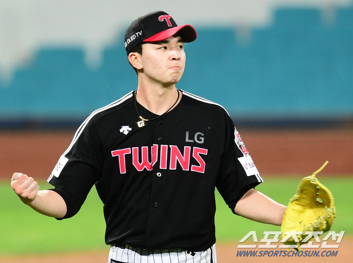 I said mercenaries were coming, but I think Minho should throw them.Lee Min-ho, the LG Twins rookie who made the worst pitching since his debut in the Lotte Mart Giants on July 7, is expected to make Sunday this week.LG Ryu Joong-il said in a briefing ahead of the Gwangju KIA Tigers on the 8th, I said that one of the (selected) mercenaries will come in this week, but I think Minho should come to Sunday.It is not yet confirmed. Ryus mercenary means Card, who is waiting for a call-up in the second division.Lee Min-ho started the Lotte Mart game in Busan the day before and was a losing pitcher with 11 Hits including two homers in 113 innings and 10 runs.It was Kyonggi who gave the most points by throwing the shortest innings as a starter since his professional debut.Lee Min-ho has never been replaced five times before since May 21, when he joined the starting rotation.Lee Min-ho, who kept his rotation faithfully with a 3.62 ERA in the starting 10 Kyonggi, posted a 4.71 ERA in the season due to poor Lotte Mart.One Kyonggi result will not be able to evaluate the entire season, but it will flow from inside and outside the club that there will be little impact as a new pitcher.I will feel it yesterday, but it is finally a ball. I am right because I do not have the right fastball and the change ball, Ryu said.However, LG, who is in the lead competition, needs to play Lee Min-ho.Ryu said, A new mercenary is preparing in Icheon for the rotation this week ahead of the Lotte Mart game on July 7.Jeong Chan-Heon and Lee Min-ho are alternately playing the fifth starter role, and it is not enough to start the Kyonggi with the Samsung Lions Lions on the 13th, so it means to raise the pitcher in the second group selection class.Lee Woo-chan and Lee Sang-gyu were also mentioned around.However, Ryu is planning a rotation to give Lee Min-ho a chance again.If Jeong Chan-Heon throws today, he will rest for 4 days and can not go to Sunday, Ryu said. I did not confirm whether the mercenary will come or Minho will come on that day, but Minho was strong in the Samsung Lions.LG, who has set up Jeong Chan-Heon before KIA, will play Tyler Wilson before KIA on the 9th, and Casey Kelly and Kim Yoon-sik will start the home game against Kiwoom Heroes on the 10th ~ 11th.And on the 12th to 13th, Im Chan-gyu, Lee Min-ho or Mercenary Card is being prepared for the home game with Samsung Lions.