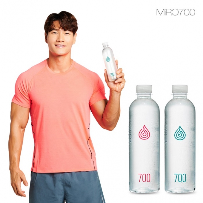 Kim Jong-guk, who has appeared in a number of entertainment programs including SBS Running Man and Ugly Our Little and became the representative of the entertainment industry, participated in this product.In fact, Mirro 700 is known as the Vinh Hao Mineral Water Corporation, which is tailored to exercise through JTBC Great Battalion.The product was released as two types: Mirro 700 Dispersed Water (Pink) targeting aerobic exercise and Mirro 700 Dispersed Water (Blue) focusing on anaerobic exercise and athletic ability improvement.According to use, the respective magnesium (104.3~1566.5mg / L) and potassium (37.5~56.2mg / L), and the calcium (14.4~216.8mg / L) are contain the large amount.This product is manufactured by Ari Bio Co., Ltd. with HACCP facilities.The mineral hardness of famous mineral water overseas is 300~400mg/L, which is lower than our products (700mg/L), and we want to help the balanced intake of minerals needed for health, said a Mireau 700 official.Meanwhile, the Mirrow 700 is announcing a formal launch and an official site opening ceremony. More details can be found on the official site.