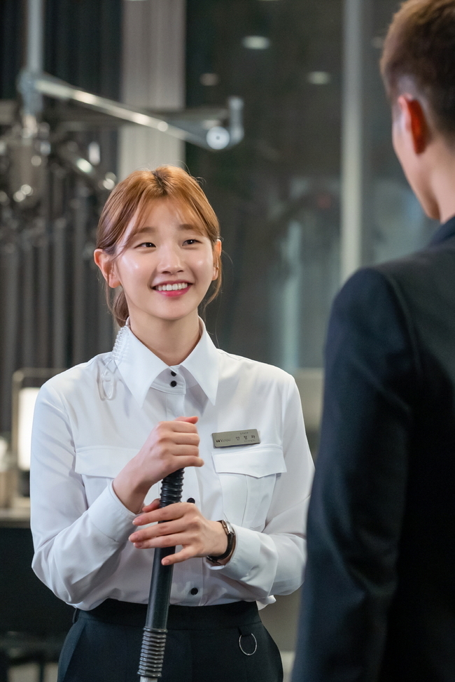 The story of Record of Youth Park Bo-gum, Park So-dam begins in earnest.TVNs monthly drama Record of Youth (director Ahn Gil-ho, playwright Ha Myung-hee, production fan entertainment, studio dragon) released the image of Sa Hye-joon (Park Bo-gum), who visited Park So-dam on September 8.Record of Youth has written a brilliant today of youth with different emotions from the first broadcast.The hot challenges of young people who go their own way without giving up in front of the unforgettable reality caught the viewers at once, and the story of the family that grew up in different ways gave a wide range of sympathy.Above all, Ahn Jeong-ha, who had a fateful first meeting with Sa Hye-joon, the Best who comforted his hard daily life, made his heart thrilled by announcing the beginning of youth romance.The photo, which was released on the day, attracts attention with the images of Sa Hye-joon and Ahn Jung-ha, who were more comfortable.He was surprised to see the picture of Sa Hye-joon and showed a thrilling feeling in front of Ahn Jung-ha, who was feeling emotion.Did you like me? The figure of Sa Hye-joon was also drawn and raised curiosity. In the meantime, the shy smile that can not be hidden by Ahn Jung-ha toward Sa Hye-joon is lovely.The expression of Ahn Jeong-ha, surprised by the unexpected words of Sa Hye-joon, is also interesting. It stimulates curiosity about why Sa Hye-joon found Ahn Jeong-ha.In the second episode, which will air this afternoon, Sa Hye-joon and An Jeong-ha, who are one step closer, are depicted. Whenever they are tired and tired, they feel small happiness with Sa Hye-juns virtue and have been comforted.I went on a business trip to the Homme fashion show where Sa Hye-joon participated and met with my dream Choi Ae.Attention is focusing on how Ahn Jeong-ha, who is in crisis of Deokming Out, will face a change in his relationship with Sa Hye-joon for a while.The story of Sa Hye-joon and An Jeong-ha, who had a special relationship since their first meeting, begins in earnest.We need to see what the two of them will change into, he said, adding that he would expect the moment of choice to come to Sa Hye-joon, who received the notice of admission.9 p.m. broadcast. (Photo provided = tvN)