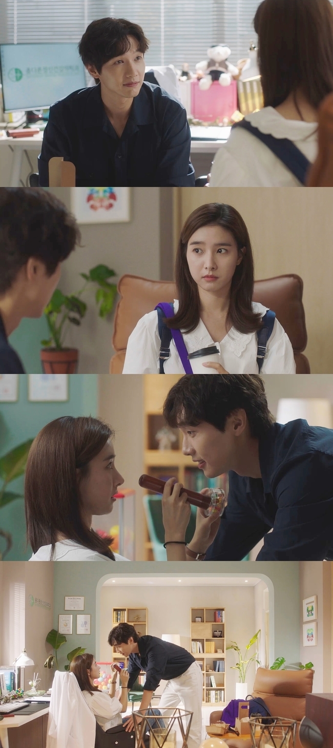 Love is annoying, but I hate loneliness! Ji Hyun Woo and Kim So-eun were caught in the eye.MBC Everlon original drama Love is annoying but I hate lonely! (playplay by Cho Jin-guk/director Lee Hyun-joo/Produced MBC Everlon, Number Three Pictures/hereinafter Love is annoying ...) predicts the full-fledged romance of Ji Hyun Woo and Lee Na-eun (Kim So-eun) every Tuesday night The theater is being painted with pink excitement.The two people who had been twisted since the first meeting were tit-for-tat, and they comforted each other.In particular, the last four endings made many viewers feel excited: Cha Gang-woo and Lee Na-eun, who walked along the night, sat side by side on the bench while exchanging stories about each other.And Cha Gang-woo took Lee Na-euns hand carefully. Lee Na-eun was surprised, and Cha Gang-woo looked at Lee Na-eun.The distance between the two was getting closer and Love is annoying ... It was a heart-throb ending that made me wait for the fifth.Meanwhile, on September 8, Love is annoying, but the production team released a surprise scene that will make the hearts of enthusiastic viewers jump again ahead of the 5th broadcast.The photo shows the psychiatric counseling room run by Cha Kang-woo in the play. Lee Na-eun seems to have come here for some reason.Cha Gang-u welcomes Lee Na-eun with a sweet smile.In the next photo, you can see the surprise eye contact of the two people.Cha Kang-woo, who stood up from his seat, turned the chair where Lee Na-eun sat to himself and made eye contact with Lee Na-eun.Lee Na-eun, who was surprised and widened in eyes, and Cha Kang-woo, who looks at Lee Na-eun affectionately.The two of them are just eye contact, but the viewer is romantic and thrilling enough to beat his heart.In this regard, Love is annoying. The production team said, In the fifth episode broadcast today (8th), Lee Na-eun is at a turning point in work and love.Especially, the presence of the approaching Cha Gang-woo will be felt very much by Lee Na-eun in many ways.Ji Hyun Woo, Kim So-eun, and two actors expressed the relationship between these two important characters in a cute and sometimes exciting way.I would like to ask for your interest and expectation, as well as the two of you in the movie. 10:50 p.m. (Photo Provision = MBC Everlon)