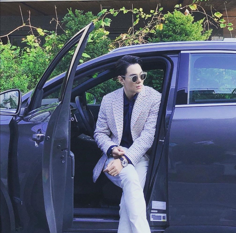 Actor Kyu-han Lee showed off his Reversal story charmKyu-han Lee posted several photos on her SNS on September 8.In the photo, Kyu-han Lee is wearing sunglasses and suits and posing nicely, as she leans against her car, sporting long legs, she can afford it.In the last photo, however, he laughed at the barefoot photo that was not included in the photo. Kyu-han Lee, who laughed like a embarrassed smile, attracts attention.long process