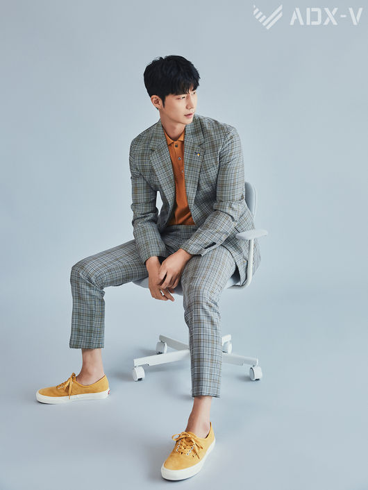 Actor Song Jae-rims The Earrings of Madame de... The sniper boyfriend look picture was released.Song Jae-rims agency Grandense Entertainment released a picture of Song Jae-rim with the digital magazine ADX-V through official SNS on the 8th.Song Jae-rim, a stylish autumn fashion, showed the essence of boyfriend look and inspired the desire of the viewers to own a private collection.Song Jae-rim in the picture shows bright and soft charisma and refreshing boyhood together.In addition, it raises the index of excitement by bringing a mysterious atmosphere with soft eyes and expression as well as warm visuals.In particular, the photo shoot of Song Jae-rim will be taken together with the Interactive Image (Interactive Picture) which will be met in a 180-degree left and right rotation drive method, adding to the speciality.On the other hand, Song Jae-rim has been active in the movie Yacha and recently confirmed the appearance of Kakao M original digital drama Not Thirty.