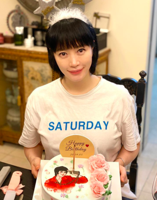 Kim Hye-soo certified 51st birthday Cake...looks during previous ranks Actor Kim Hye-soo focused his fans attention with only one picture.Kim Hye-soo posted a picture on his SNS on the afternoon of the 8th and expressed his gratitude to the fans Gift.When she sees the picture she posted, she leaves a certification shot with a cake that seems to have been sent by fans.The reason why fans sent this gift is because the last five days were Kim Hye-soos 51st birthday.On Cake, the character of Kim Hye-soo in the drama Hiena is depicted in cartoons.Kim Hye-soo is comfortable in a short-sleeved T-shirt, according to the photo released on the day.Above all, she showed off her appearance while looking younger than her age with a single hairstyle with bangs.Meanwhile Kim Hye-soo made her debut in 1986 with the film Kambo.Kim Hye-soo SNS