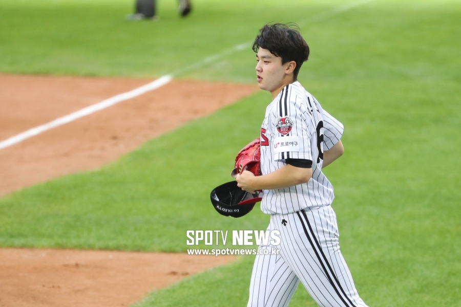 LG rookie Lee Min-hos Earned run average jumped from 3.39 to 4.71 in Haru Bay.It happened when he scored 10 runs on 11/3 innings, 11 hits (two home runs) and 1 walk in the game against Lotte Mart on the 7th.The signs have been there since last month: five runs in 623 innings against NC on the 16th and five runs in six innings against the Samsung Lions on the 26th, with more than five runs in 3Kyonggi.The first Kyonggi in August was four runs in six innings.He has won two games (1 loss) in 4Kyonggi since August, but Earned run average is 10.80.He is 45th out of 46 pitchers who threw more than 20 innings in the same period (the lowest SK Ricardo Pinto 10.99).The average arrest is slowing down from the Kia match on May 5, and the average arrest of 4Kyonggi The has recently dropped to 145km - 144.6km - 143km.Still, early in the Kyonggi, he still threw fast balls; in the Lotte Mart game on Friday, he averaged 145km, but the batters hit the hitter lightly.Is it hit the wall of physical strength? Im making rotation adjustments, but I already passed the pitch innings I threw at the official Kyonggi during high school.Lee Min-ho threw 5023 innings in 13Kyonggi last year, when he was a member of the Whistle-Moongo; this year he was responsible for 65 innings in 13Kyonggi.The - slider-oriented monotonous pitches may have reached their limit, with curves and forkballs with differences in restraints, but not high in weight.On the 7th, Kyonggi tried to find a breakthrough by increasing the curve, but it was not a solution.LG maintained its mid-level position with Lee Min-ho, Chung Chan-heon and Lim Chan-gyu in the early part of the season despite the sluggishness of Tyler Wilson and Casey Kelly.Lee Min-ho made a soft landing in the KBO League on a rotation on the 10th, hitting the Earned run average 2.00 by July.Thanks to Ryu Jung-il, he was able to hold a starting card that could cope with the increase in double headers and special suspended Kyonggi in September and October.But Lee Min-ho was shaken and fell into a new trouble. Lee Min-ho himself, and LG, who expects future Ace, was also thrown.
