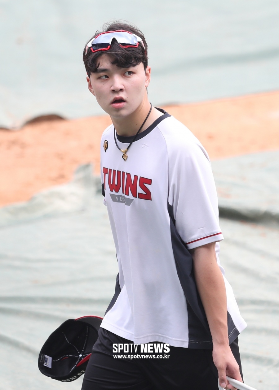 LG rookie Lee Min-hos Earned run average jumped from 3.39 to 4.71 in Haru Bay.It happened when he scored 10 runs on 11/3 innings, 11 hits (two home runs) and 1 walk in the game against Lotte Mart on the 7th.The signs have been there since last month: five runs in 623 innings against NC on the 16th and five runs in six innings against the Samsung Lions on the 26th, with more than five runs in 3Kyonggi.The first Kyonggi in August was four runs in six innings.He has won two games (1 loss) in 4Kyonggi since August, but Earned run average is 10.80.He is 45th out of 46 pitchers who threw more than 20 innings in the same period (the lowest SK Ricardo Pinto 10.99).The average arrest is slowing down from the Kia match on May 5, and the average arrest of 4Kyonggi The has recently dropped to 145km - 144.6km - 143km.Still, early in the Kyonggi, he still threw fast balls; in the Lotte Mart game on Friday, he averaged 145km, but the batters hit the hitter lightly.Is it hit the wall of physical strength? Im making rotation adjustments, but I already passed the pitch innings I threw at the official Kyonggi during high school.Lee Min-ho threw 5023 innings in 13Kyonggi last year, when he was a member of the Whistle-Moongo; this year he was responsible for 65 innings in 13Kyonggi.The - slider-oriented monotonous pitches may have reached their limit, with curves and forkballs with differences in restraints, but not high in weight.On the 7th, Kyonggi tried to find a breakthrough by increasing the curve, but it was not a solution.LG maintained its mid-level position with Lee Min-ho, Chung Chan-heon and Lim Chan-gyu in the early part of the season despite the sluggishness of Tyler Wilson and Casey Kelly.Lee Min-ho made a soft landing in the KBO League on a rotation on the 10th, hitting the Earned run average 2.00 by July.Thanks to Ryu Jung-il, he was able to hold a starting card that could cope with the increase in double headers and special suspended Kyonggi in September and October.But Lee Min-ho was shaken and fell into a new trouble. Lee Min-ho himself, and LG, who expects future Ace, was also thrown.