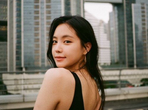 Son Na-eun posted a photo on his SNS on the 8th posing on the roof of a building with dense building forests.The black tower, chain-type gold necklace, and gold ring attracted attention with feminine yet sophisticated styling.On the other hand, Son Na-eun recently appeared in Song Seung Heon Seo Ji Hye starring Drama MBC I want to eat with dinner.JTBCs Camping (project) is scheduled to be broadcast in the second half of this year.Gamseong Camping, which follows the Camping of four female entertainers, has confirmed the appearance of broadcasters Park Na-rae, Actor Park So-dam and singer Sola.