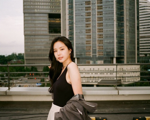 Son Na-eun posted a photo on his SNS on the 8th posing on the roof of a building with dense building forests.The black tower, chain-type gold necklace, and gold ring attracted attention with feminine yet sophisticated styling.On the other hand, Son Na-eun recently appeared in Song Seung Heon Seo Ji Hye starring Drama MBC I want to eat with dinner.JTBCs Camping (project) is scheduled to be broadcast in the second half of this year.Gamseong Camping, which follows the Camping of four female entertainers, has confirmed the appearance of broadcasters Park Na-rae, Actor Park So-dam and singer Sola.