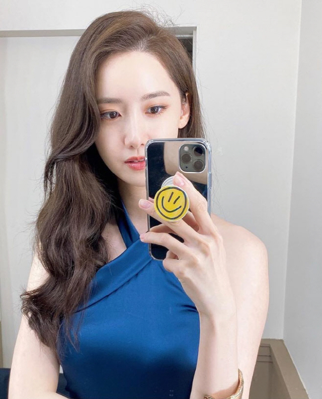 Singer and Actor Im Yoon-ah has turned into a Goddess.Im Yoon-ah posted a picture of his recent instagram on the 9th.The photo shows Im Yoon-ah preparing to shoot a cosmetic advertisement, Im Yoon-ah, who turned into a Goddess in a long wave hairstyle and a long Dress.The elegant atmosphere made her charm more brilliant, and the Beautiful looks of Im Yoon-ahs bright smile focused her attention on the viewer at once.On the other hand, Im Yoon-ah is filming JTBCs new drama Hersh and the movie Miracle.