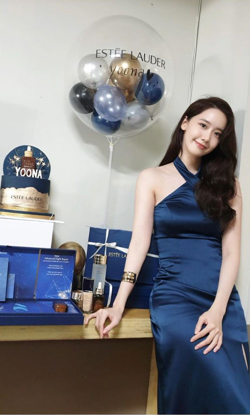 Singer and Actor Im Yoon-ah has turned into a Goddess.Im Yoon-ah posted a picture of his recent instagram on the 9th.The photo shows Im Yoon-ah preparing to shoot a cosmetic advertisement, Im Yoon-ah, who turned into a Goddess in a long wave hairstyle and a long Dress.The elegant atmosphere made her charm more brilliant, and the Beautiful looks of Im Yoon-ahs bright smile focused her attention on the viewer at once.On the other hand, Im Yoon-ah is filming JTBCs new drama Hersh and the movie Miracle.