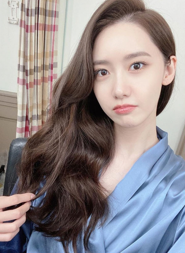 Singer and Actor Im Yoon-ah has turned into a Goddess.Im Yoon-ah posted a picture of his recent instagram on the 9th.The photo shows Im Yoon-ah preparing to shoot a cosmetic advertisement, Im Yoon-ah, who turned into a Goddess in a long wave hairstyle and a long Dress.The elegant atmosphere made her charm more brilliant, and the Beautiful looks of Im Yoon-ahs bright smile focused her attention on the viewer at once.On the other hand, Im Yoon-ah is filming JTBCs new drama Hersh and the movie Miracle.