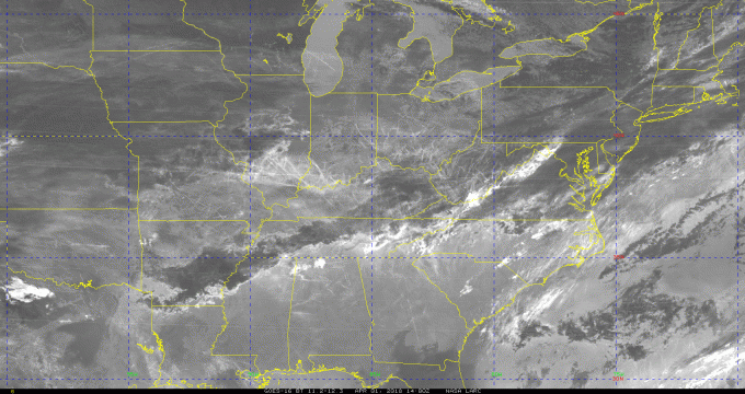미국의 정지궤도기상위성 GOES-16이 2018년 4월 1일 촬영한 미국 구름 사진이다. 직선으로 그어진 비행운의 양이 상당한 것을 볼 수 있다. NASA 제공