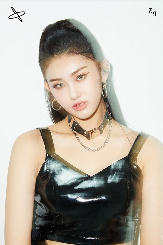 The group Everglow (EVERGLOW) has turned into a charismatic female warrior.Everglow (Yoo, Sihyun, Mia, Onda, Asha, This) released its first concept photo Teaser for its second mini album -77.82X-78.29 through its official SNS account on September 9.In the public photos, there is a picture of Everglow, which transforms into a cyber warrior concept and emits an intense force.Everglow overwhelmed those who saw it with his unique charisma and chic eyes, while six members of the visuals captured the hearts of the fans.-77.82X-78.29 is the second mini album released by Everglow in about seven months after the mini 1st album Reminiscence (Reminisce) released in February.I am curious about what message the album name seems to contain profound meaning.