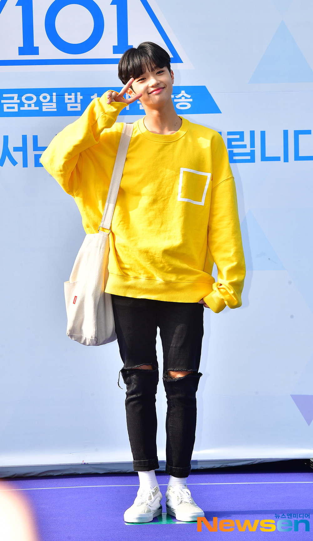 Son Dong-pyo, a former project group X1, celebrated his 19th birthday.Son Dong-pyo was born on September 9, 2002 in Snow crab, North Gyeongsang Province.East East, Big Tube tickets.Son Dong-pyo, who means who is the main character everywhere, appeared on Mnet Produce X101 which was broadcast last year after living as a DSP media trainee and made his debut as a project boy group X1 with the final 6th place and 11 people list.Son Dong-pyo, who has a lot of talent and dance skills to win the first prize in the evaluation at the end of the month in a week after joining his agency, is loved by fans with his thick lips, fairy-like expressions, fresh visuals and charm.Son Dong-pyo, who dreams of a singer-songwriter who can write, write, and produce.I want to make a R&B ballad for Son Dong-pyo, he said, and Ive been healing and comforting while listening to songs, and I think Id be really happy if my song could give such comfort to my fans.Lets take a picture of the charm of Passion Rich Son Dong-pyo, who went to dance academy for 5 hours from his hometown Snow crab to Daegu from the third grade of junior high school where he started dreaming of singer.Jung Yoo-jin