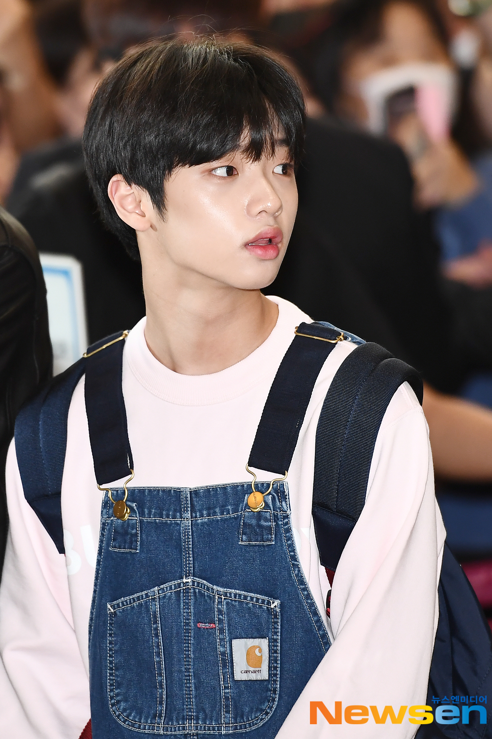 Son Dong-pyo, a former project group X1, celebrated his 19th birthday.Son Dong-pyo was born on September 9, 2002 in Snow crab, North Gyeongsang Province.East East, Big Tube tickets.Son Dong-pyo, who means who is the main character everywhere, appeared on Mnet Produce X101 which was broadcast last year after living as a DSP media trainee and made his debut as a project boy group X1 with the final 6th place and 11 people list.Son Dong-pyo, who has a lot of talent and dance skills to win the first prize in the evaluation at the end of the month in a week after joining his agency, is loved by fans with his thick lips, fairy-like expressions, fresh visuals and charm.Son Dong-pyo, who dreams of a singer-songwriter who can write, write, and produce.I want to make a R&B ballad for Son Dong-pyo, he said, and Ive been healing and comforting while listening to songs, and I think Id be really happy if my song could give such comfort to my fans.Lets take a picture of the charm of Passion Rich Son Dong-pyo, who went to dance academy for 5 hours from his hometown Snow crab to Daegu from the third grade of junior high school where he started dreaming of singer.Jung Yoo-jin