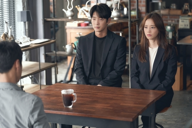 The three-way face-to-face of Flower of Evil Lee Joon-gi, Moon Chae-won and Choi Young-jun unfold.In the last broadcast of TVNs Drama Flower of Evil (directed by Kim Cheol-gyu/playplaywright Yoo Jung-hee/production studio dragon, monster union), Detective Choi Jae-Sup (Choi Young-jun) came to the front of the house to arrest Do Hyun-soo, the leading suspect in the Murder case, ...In the public photos, Do Hyun-soo and Cha Ji-won are facing Choi Jae-Sup, which attracts attention.The atmosphere of the three people sitting around the table is calm, but I feel a tight tension in the air around me like a storm eve.In particular, Do Hyun-soo is determined as if he had anticipated the current situation since he decided to overwrite Murder of his sister Do Hae-soo (Jang Hee-jin) a long time ago.However, the carpenter who wanted to protect everything of Do Hyun-soo is anxious as if he has not yet been able to put his mind on it.Choi Jae-Sup, who declared that he would arrest Do Hyun-soo here, is looking at them with a calm expression, so it is difficult to gauge the intention.Those who have maintained a close friendship with their colleagues and their families are transformed into Detective, suspect, and suspects wife overnight, and they are saddened.In addition, it is noteworthy whether Choi Jae-Sup will flow as predicted in this situation, which will not be strange even if he handcuffs Do Hyun-soos hand.