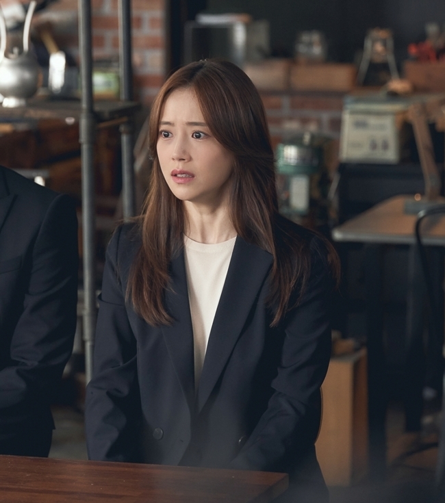 The three-way face-to-face of Flower of Evil Lee Joon-gi, Moon Chae-won and Choi Young-jun unfold.In the last broadcast of TVNs Drama Flower of Evil (directed by Kim Cheol-gyu/playplaywright Yoo Jung-hee/production studio dragon, monster union), Detective Choi Jae-Sup (Choi Young-jun) came to the front of the house to arrest Do Hyun-soo, the leading suspect in the Murder case, ...In the public photos, Do Hyun-soo and Cha Ji-won are facing Choi Jae-Sup, which attracts attention.The atmosphere of the three people sitting around the table is calm, but I feel a tight tension in the air around me like a storm eve.In particular, Do Hyun-soo is determined as if he had anticipated the current situation since he decided to overwrite Murder of his sister Do Hae-soo (Jang Hee-jin) a long time ago.However, the carpenter who wanted to protect everything of Do Hyun-soo is anxious as if he has not yet been able to put his mind on it.Choi Jae-Sup, who declared that he would arrest Do Hyun-soo here, is looking at them with a calm expression, so it is difficult to gauge the intention.Those who have maintained a close friendship with their colleagues and their families are transformed into Detective, suspect, and suspects wife overnight, and they are saddened.In addition, it is noteworthy whether Choi Jae-Sup will flow as predicted in this situation, which will not be strange even if he handcuffs Do Hyun-soos hand.